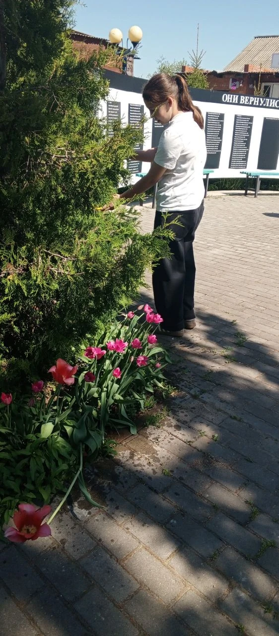 🪻🌷Девочки 7 класса пошли к памятнику павшим воинам, чтобы позаботиться о цветах. В такую погоду ка