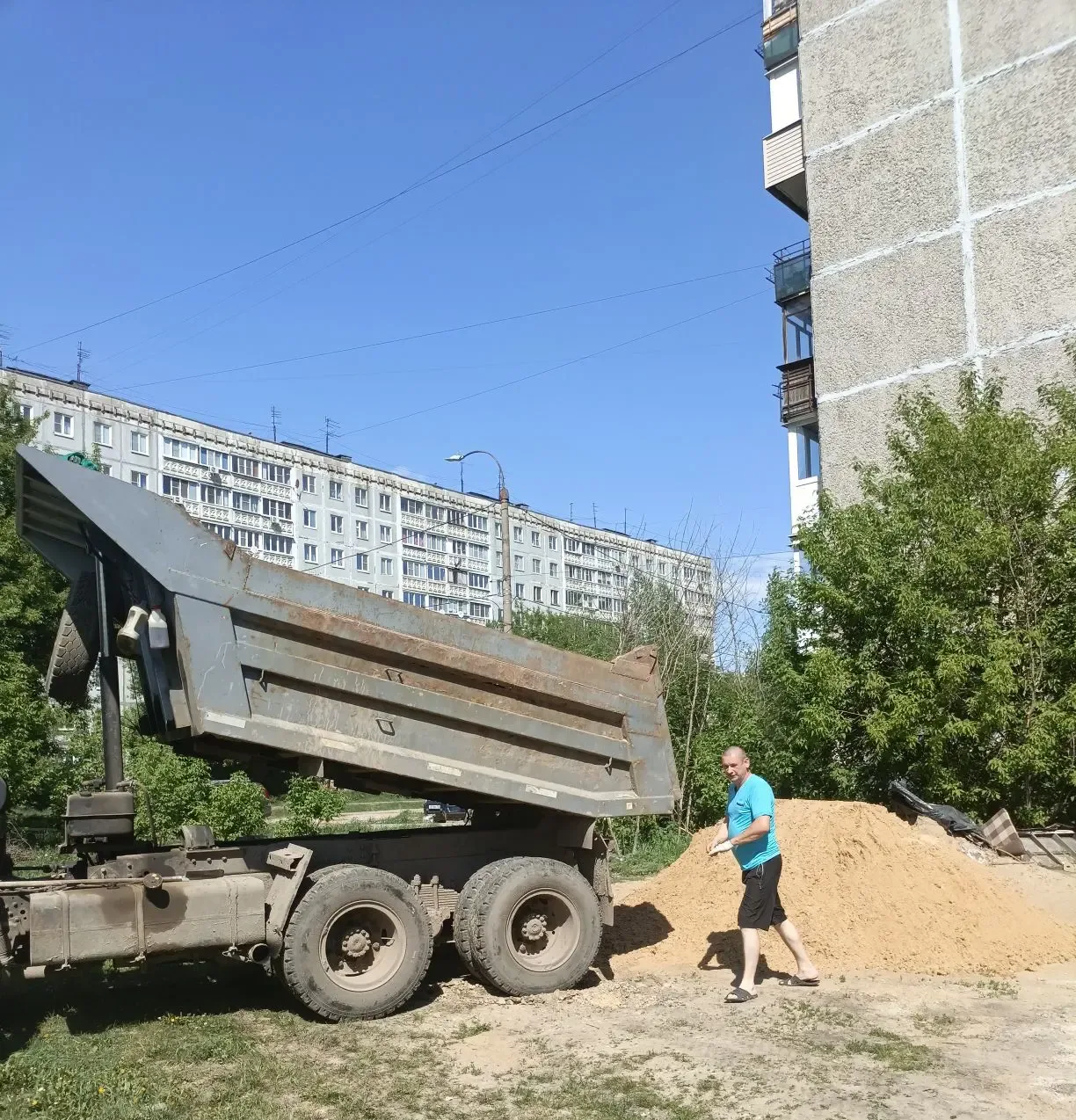 🏡 Заботимся о комфорте самых юных жителей! В рамках благоустройства дворов обновляем песок в детски