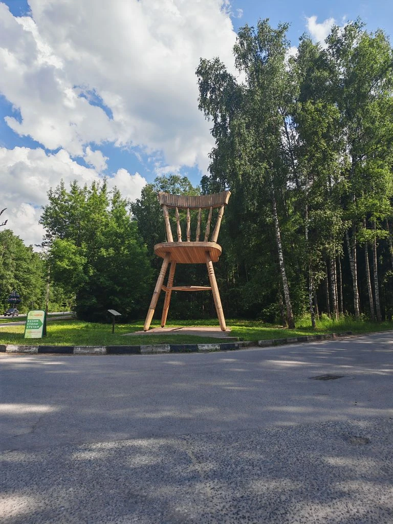 Рассказываем что можно посмотреть в Дубне, МО

Арт-объект Стул-гигант — уникальная скульптурная комп