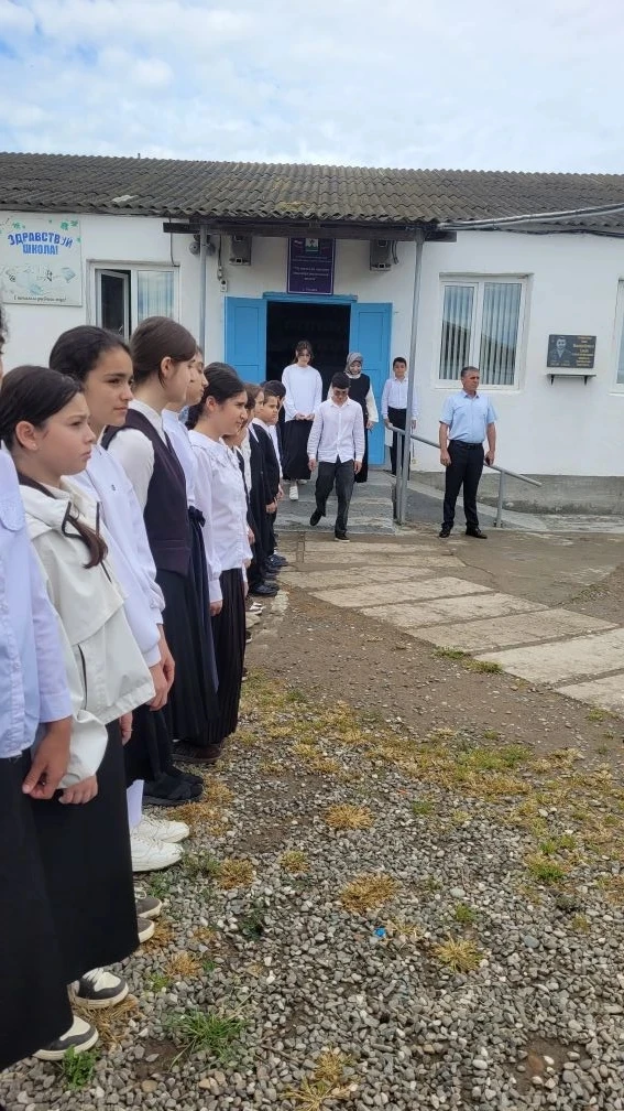 Каждый понедельник в нашей школе по традиции проходит торжественная линейка: поднимаем флаг Российск