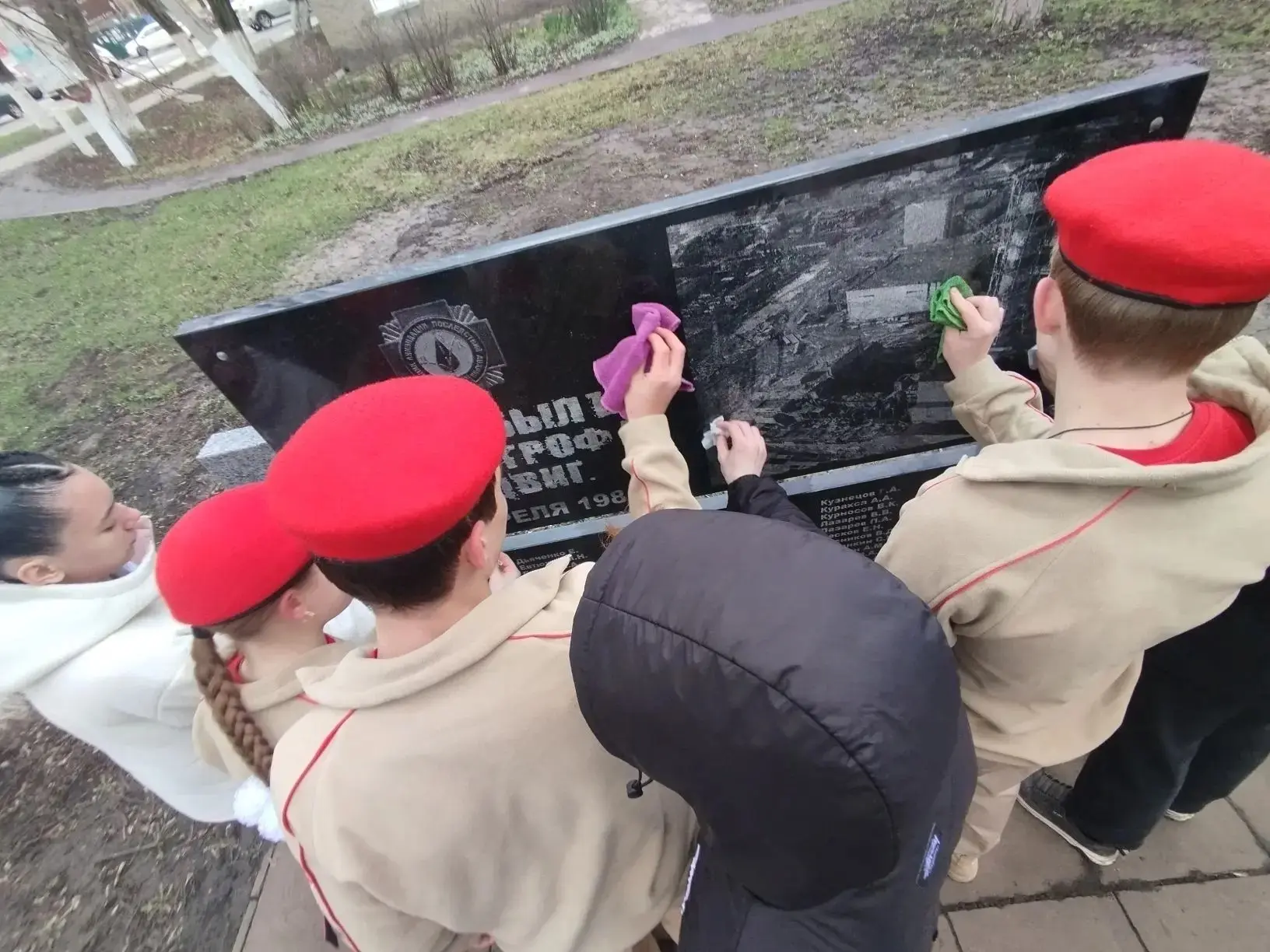 🔥 Команда «Энергия будущего» и ВПК «Патриот» привели в порядок памятный знак ликвидаторам Чернобыль