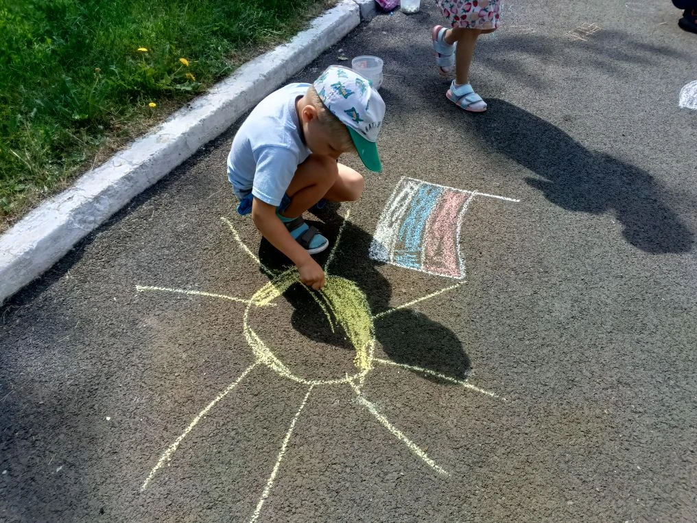 🎨 Рисуем любовь к Родине на асфальте!

Сегодня мы решили не упускать ясный и теплый летний денек и 