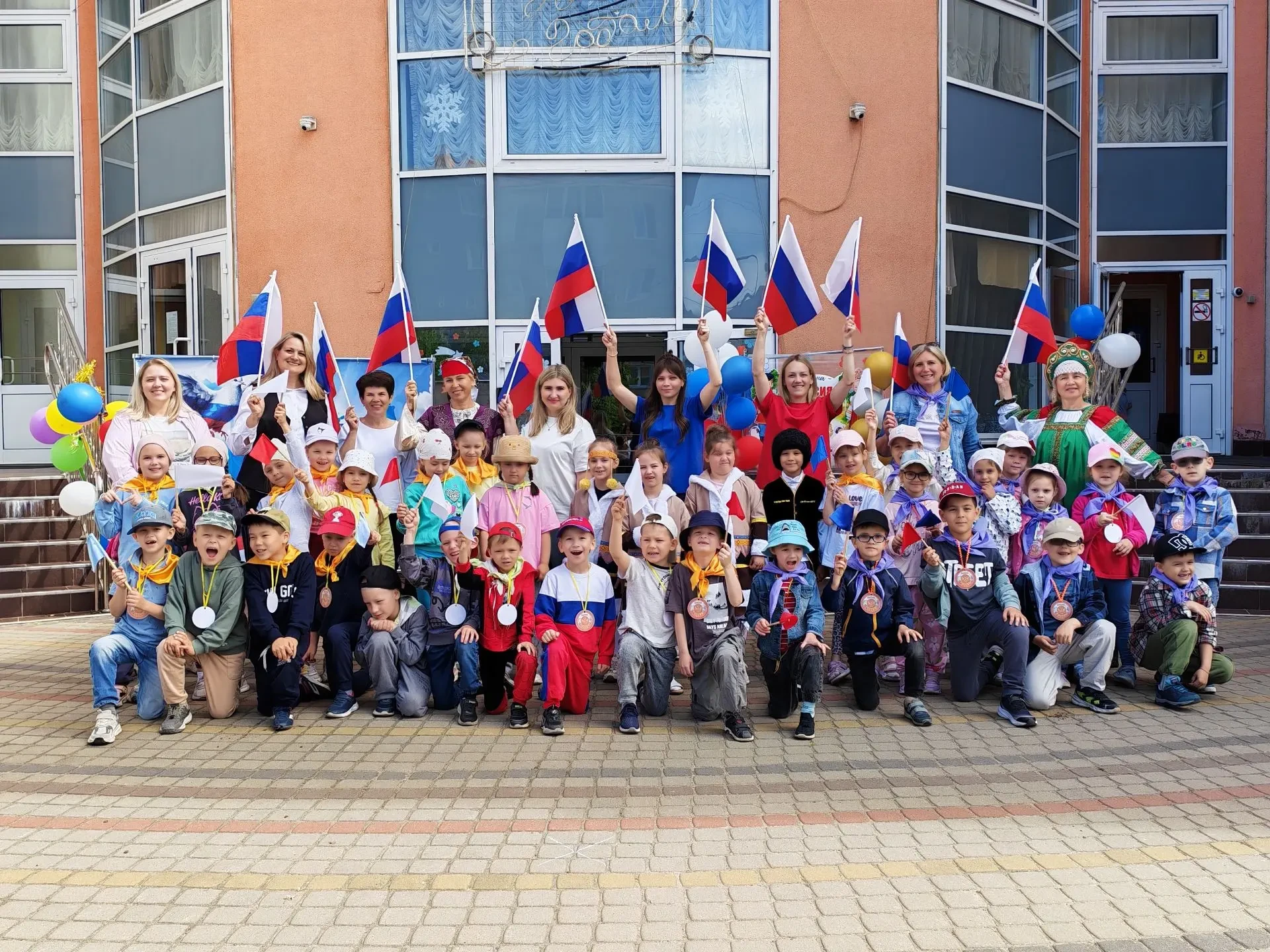 День России в детском саду — это не скучное занятие, а яркий праздник, где дети в игре узнают о свое