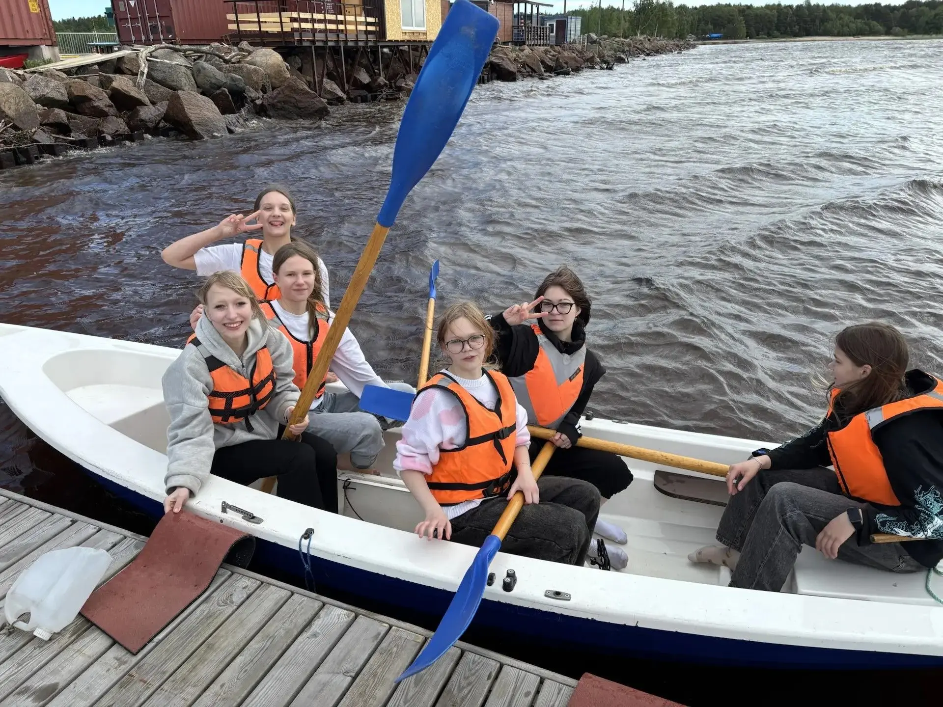 🚤 В последние дни учебного года учащиеся 8"Б" класса осваивали основы мореходства и навигации. Прак
