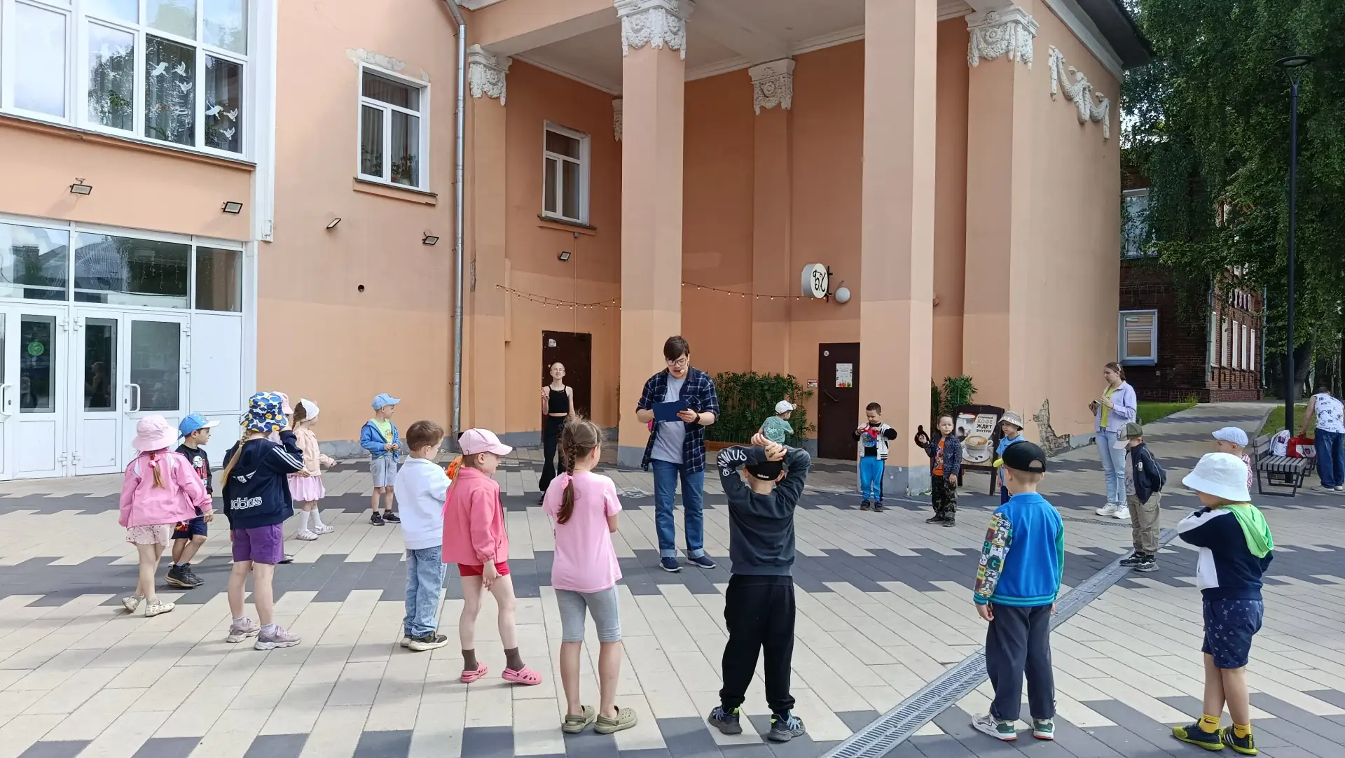 Среда — значит, время веселиться! 

Сегодня в Белохолуницком Доме культуры прошла настоящая «Подводн
