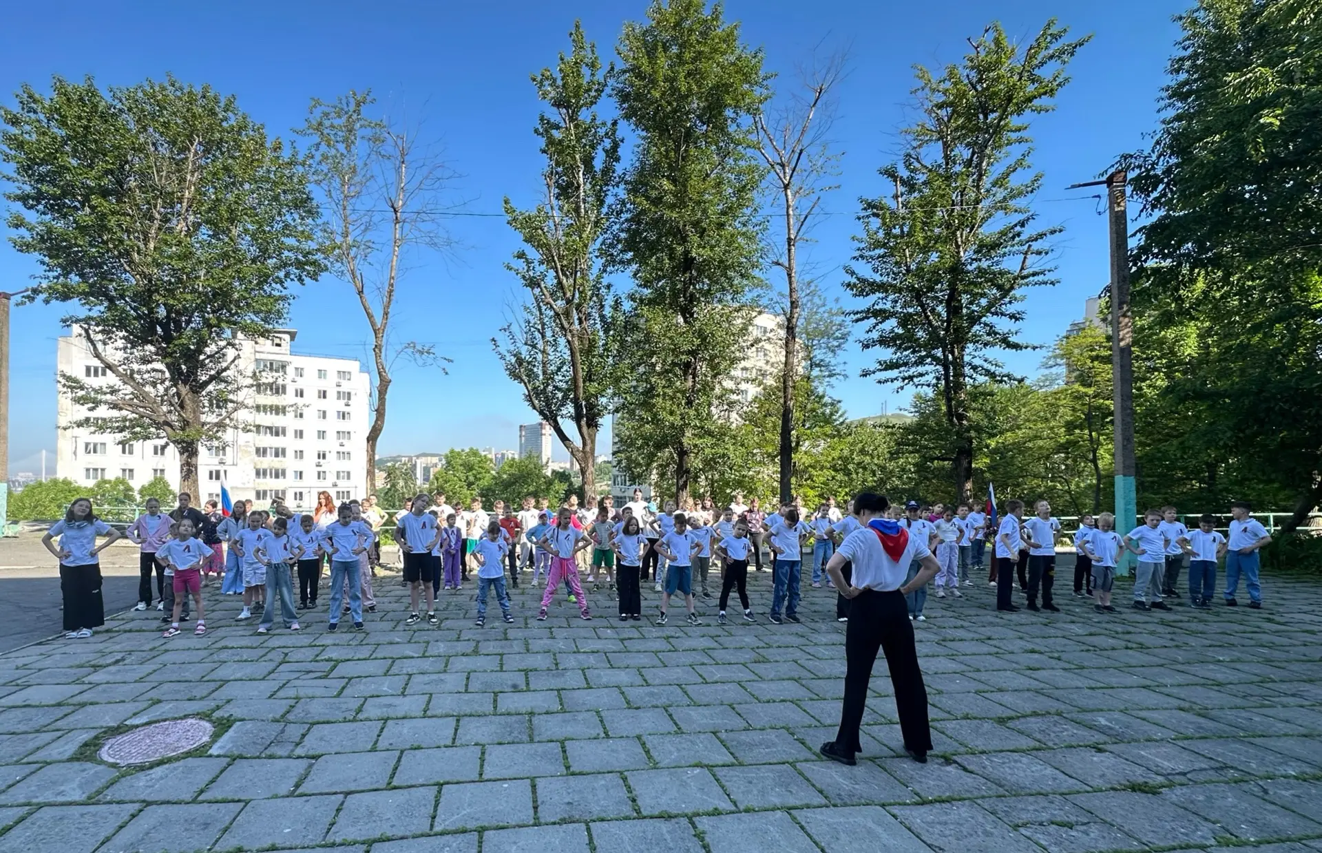 📍День России в пришкольном лагере начался с торжественной линейки и исполнения Гимна Российской фед