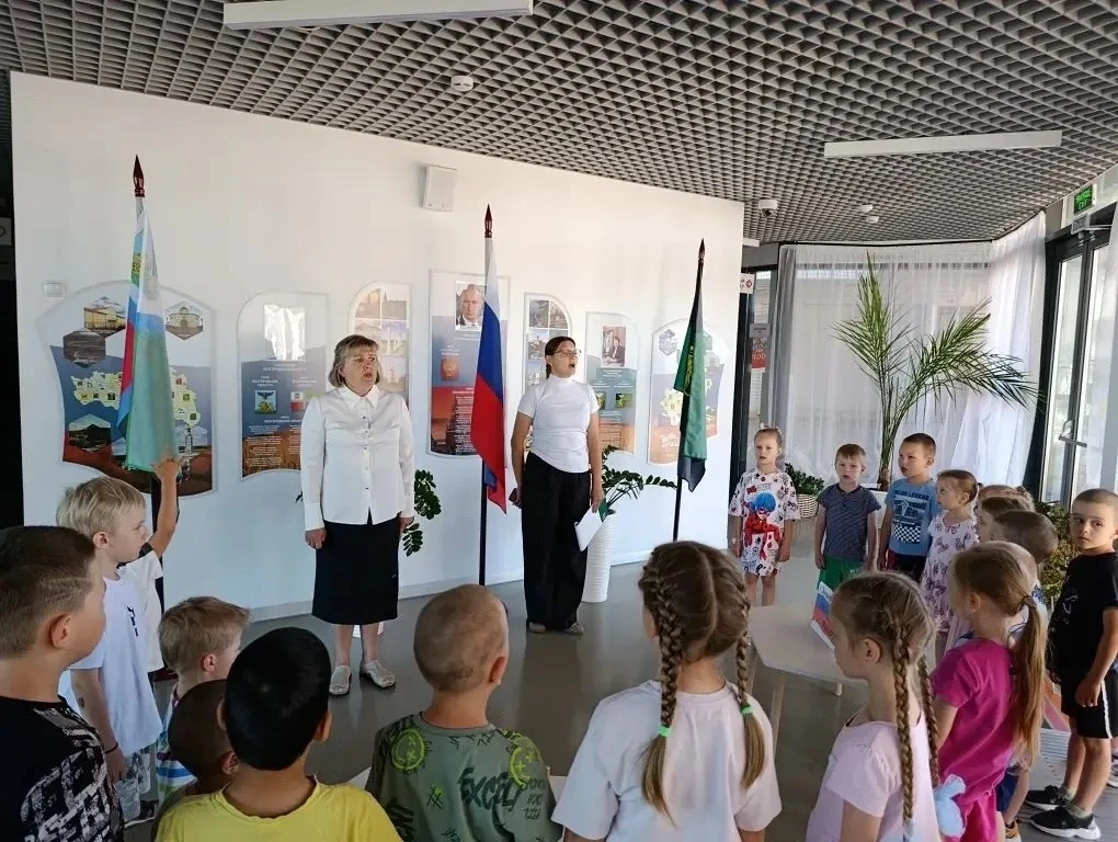 В сердце России: как прошла торжественная линейка в честь старта тематической недели 🇷🇺 
 
Сегодня
