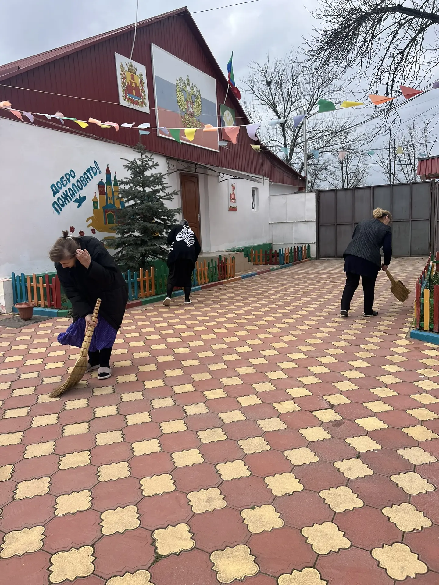14 марта коллектив нашего сада принял участие в общегородском субботнике .Сотрудники детского сада у