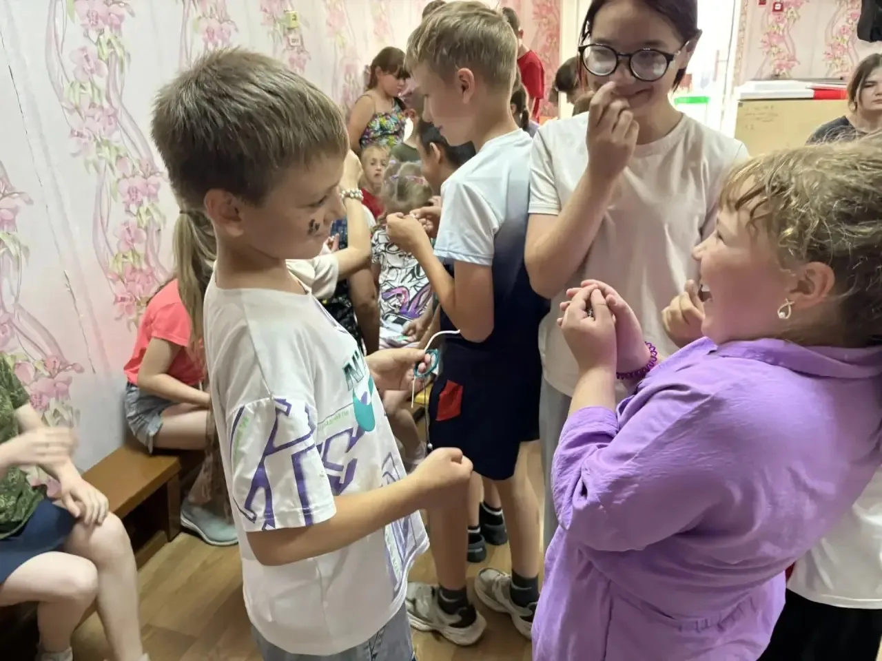 8 день лагеря

Сегодняшний день прошёл под названием «День дружбы». 🫂

Мы погрузились в атмосферу т