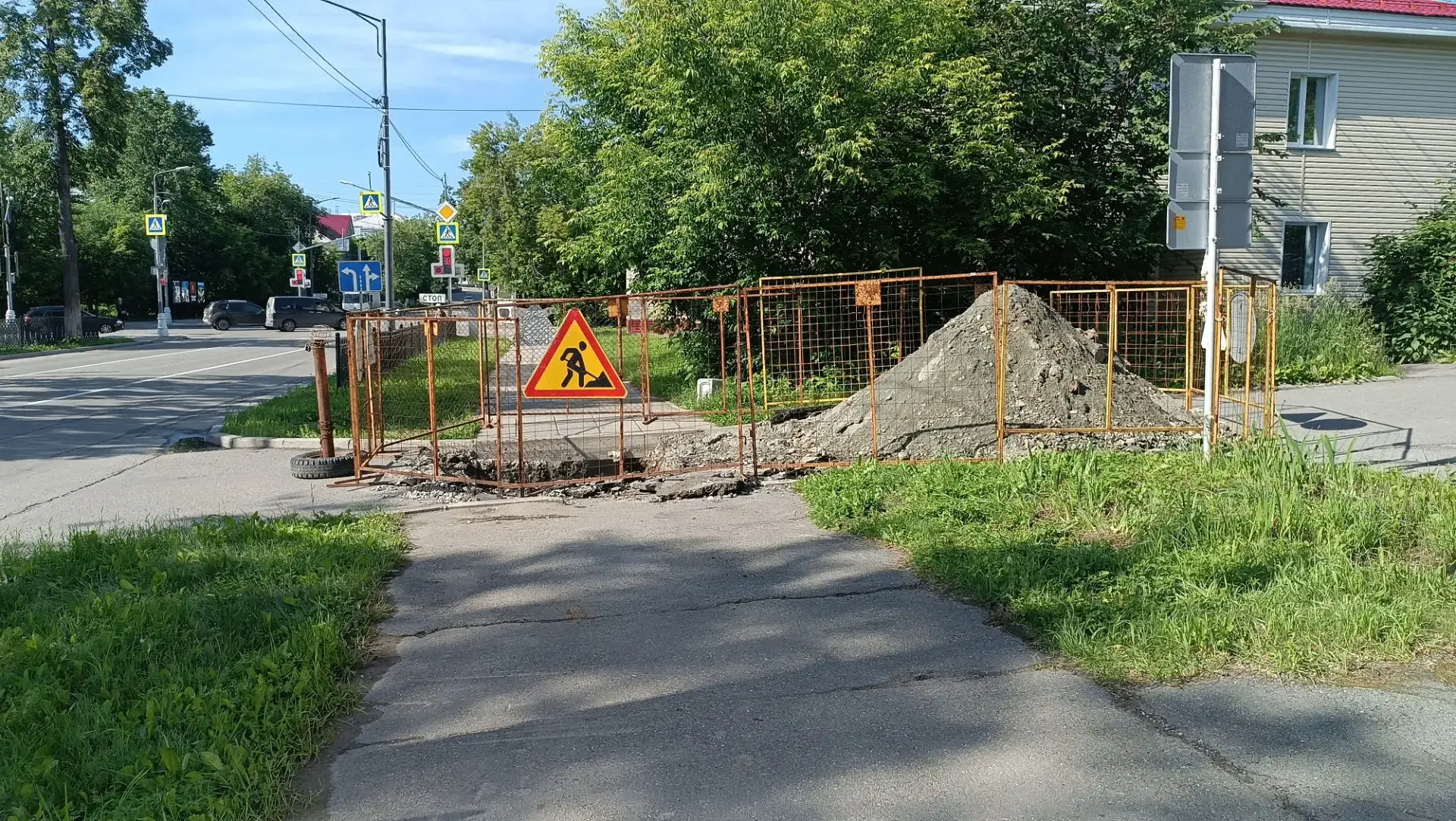У заезда возле прокуратуры с улицы Ленина вскрыто асфальтовое покрытие, аккуратно и внимательно выби