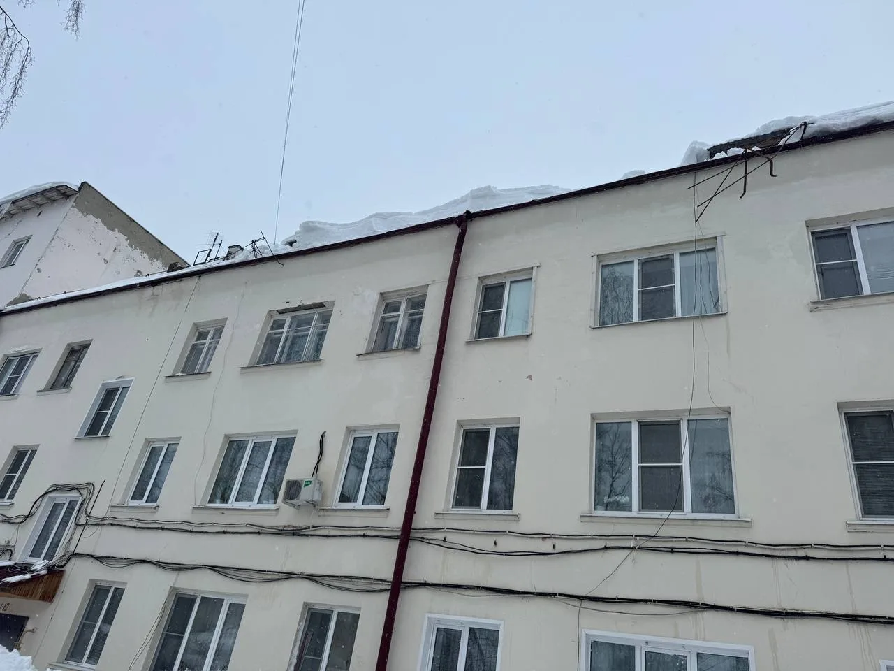 Проводятся работы по очистке крыш от наледи и снега МКД № 3 по ул. Октябрьская. Работы ведутся с при