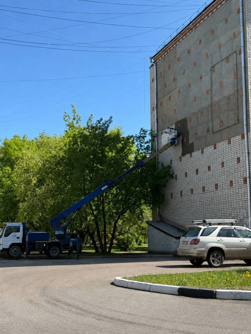 Зима позади, и мы уже приступили к плановым работам в рамках подготовки домов к следующему холодному
