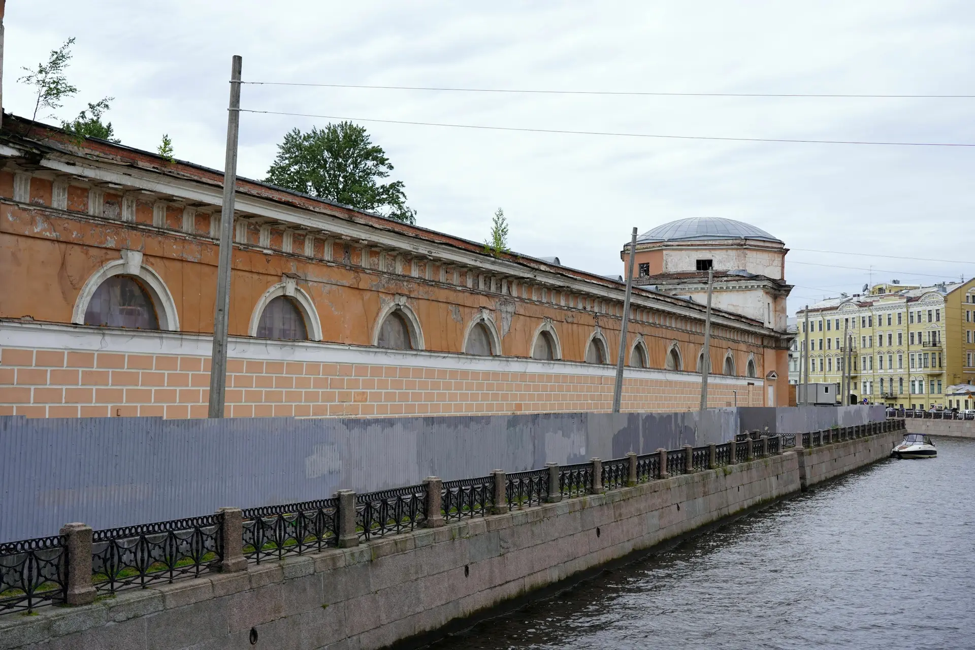 Стартовал первый этап реставрации Конюшенного ведомства. Сначала специалисты проведут противоаварийн