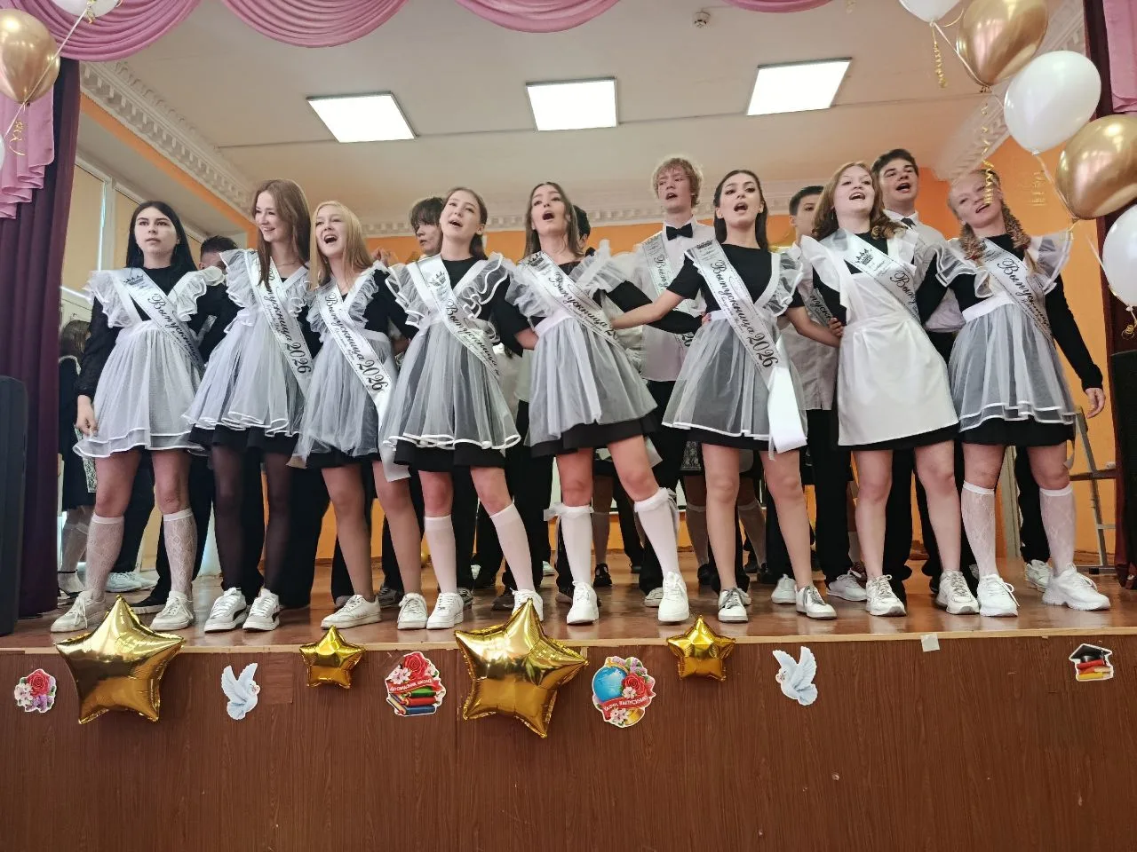 Последний звонок — две ступени, одна дорога в будущее! 

Сегодня в нашей школе прозвучал последний з