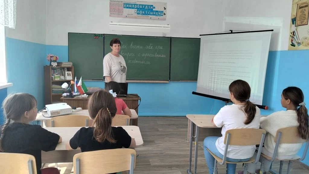 23 мая провели беседу: "Как вести себя при встрече с агрессивными животными". Учащимся рассказали, к