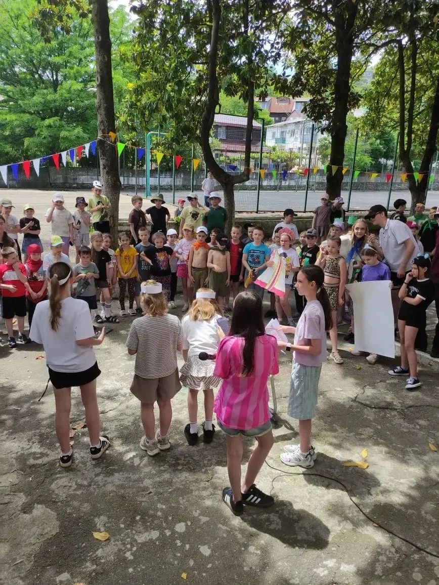 🎭✨ Сегодня наш лагерь превратился в настоящий центр творчества и перевоплощений! ✨🎭

🎬 Весь день 