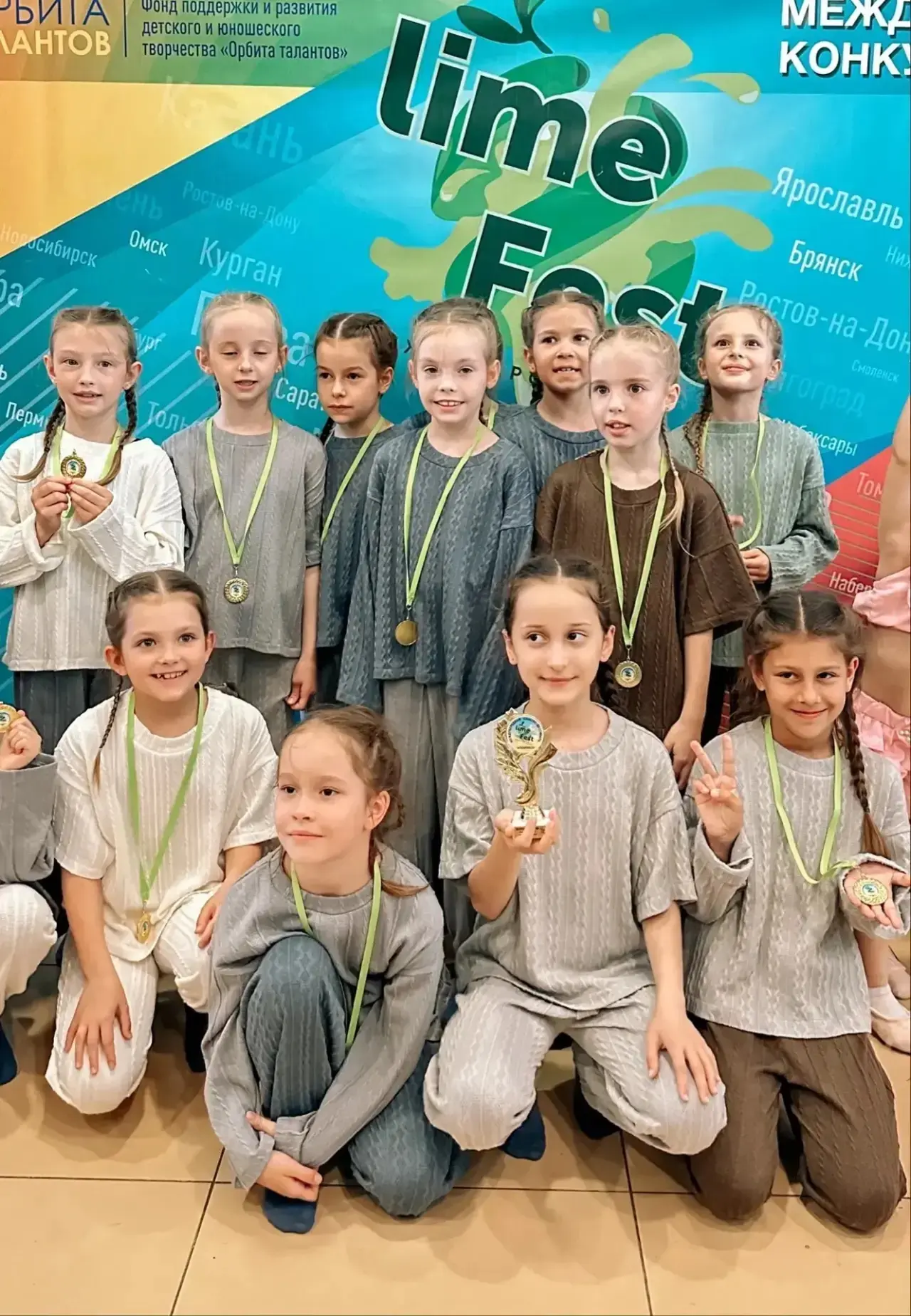 Ученицы 1  «Б» и 1 «Г» классов Юркевич Ульяна, Королева Лиза,  Силантьева Виолетта и Калугина Дарья,