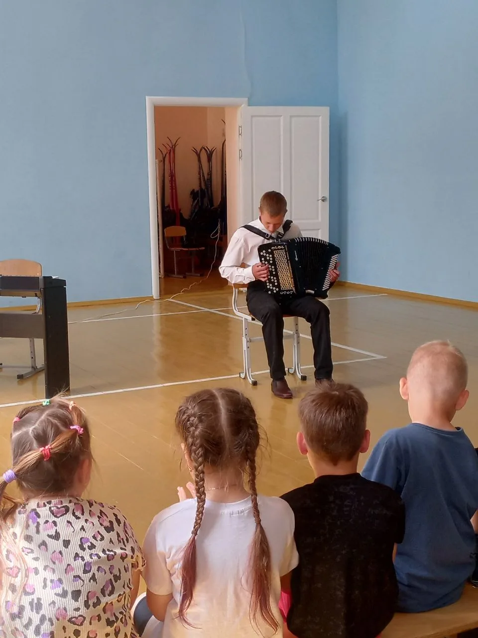 🤸‍♀День в лагере всегда начинается с хорошего настроения. Утро выдалось солнечным, и бодрая музыка 