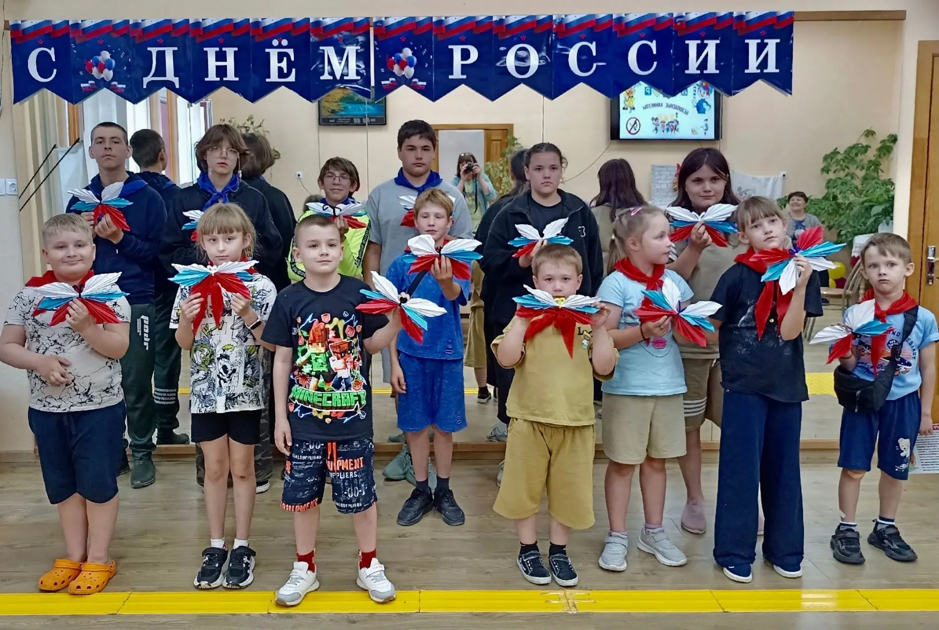 Мастер-класс символ единства «Бабочка триколор»!

Работники Кузнецовского СДК Фирулева С.Н. и Чернов