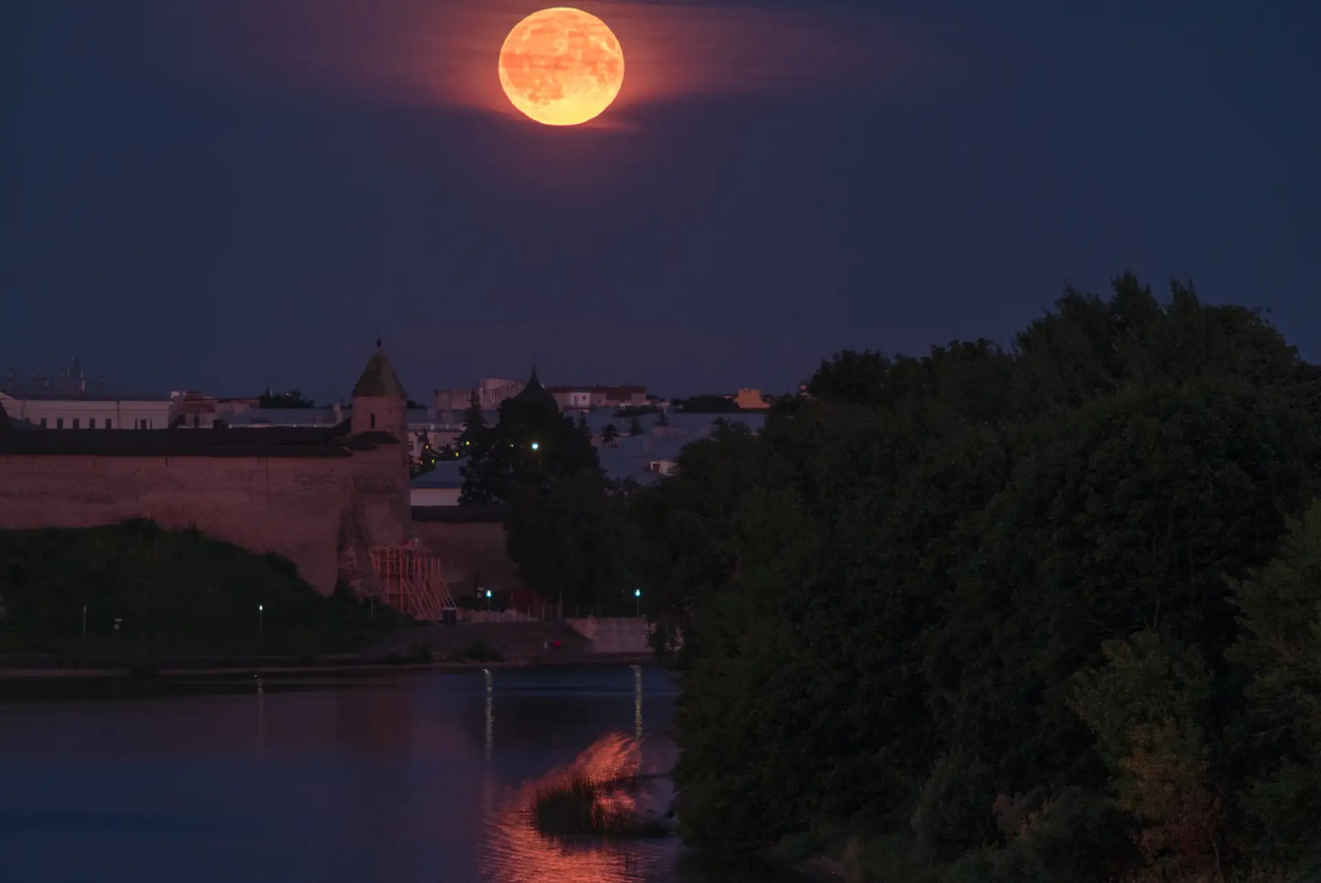 🌕 Полная Луна над Псковом стала началом насыщенного астрономического августа

Канал «АстроПсков» по