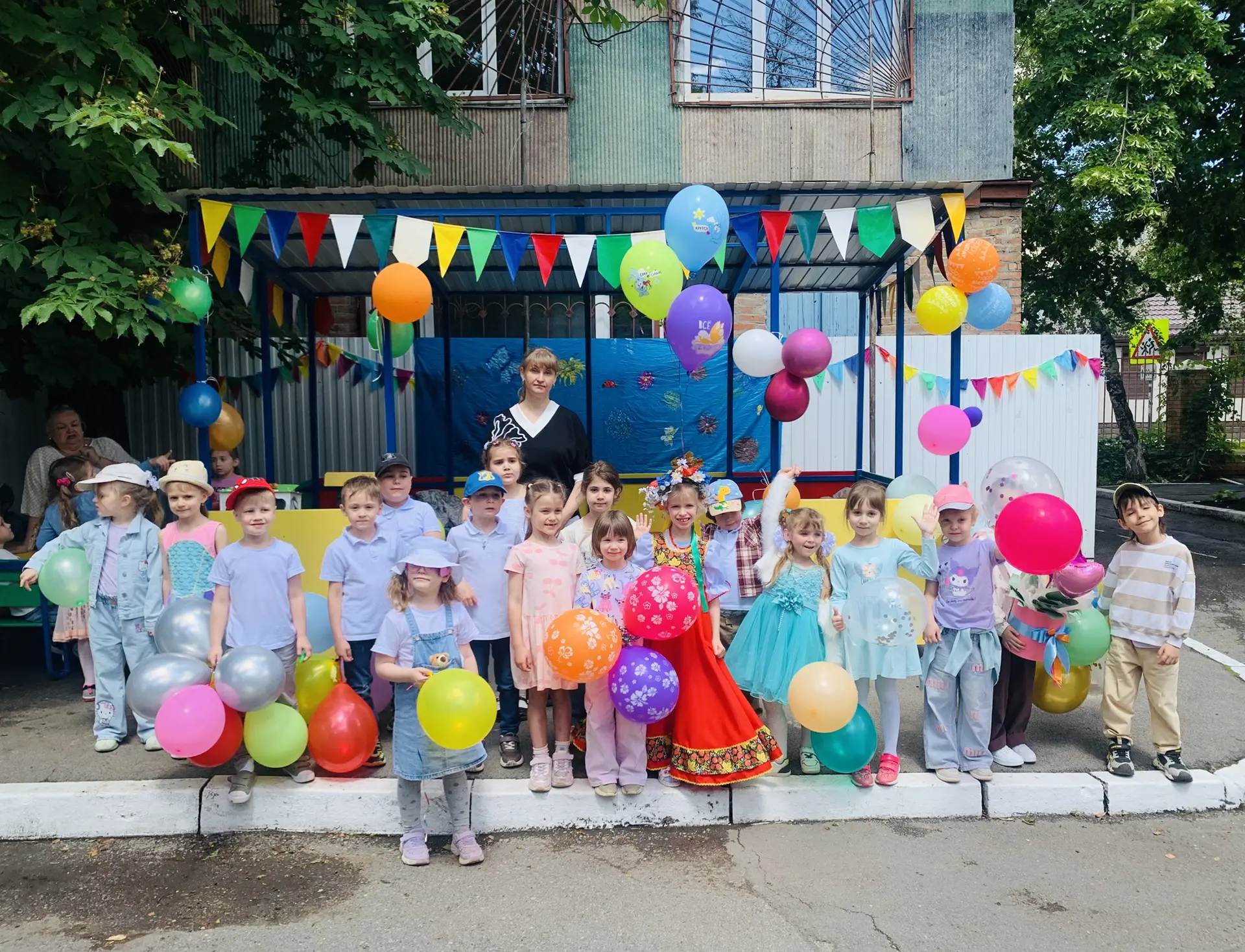 Сегодня в нашем детском саду прошёл праздник, посвящённый Дню защиты детей. Ребята веселились, играл