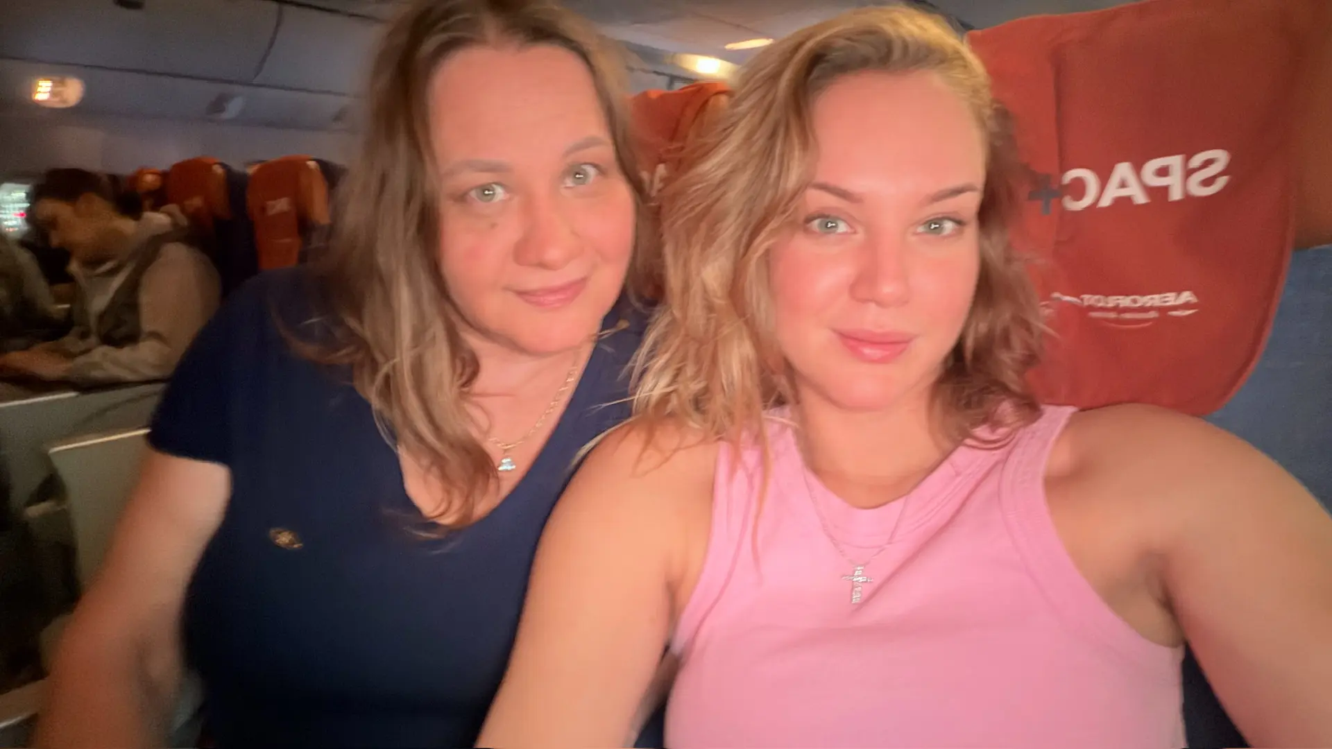 Взять маму и увезти ее в̶ ̶Г̶е̶л̶е̶н̶д̶ж̶и̶к̶ на Шри Ланку было отличной идеей 🤍