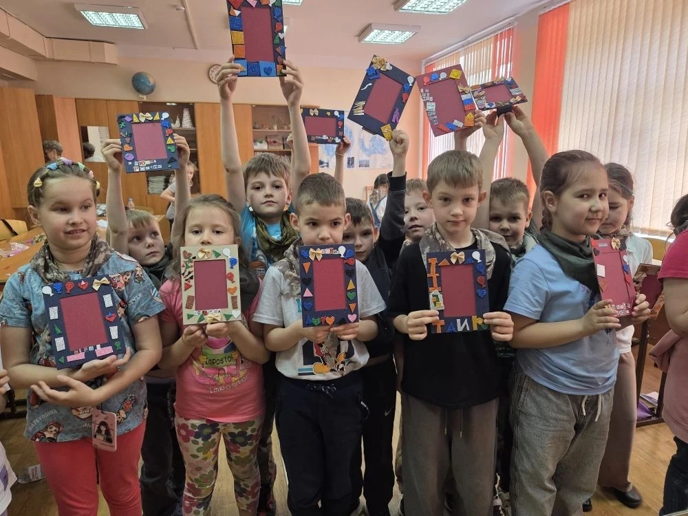 🇷🇺 Создаём красоту своими руками: праздничные рамки в «Веснушках»! 🇷🇺

Какой же праздник без кра