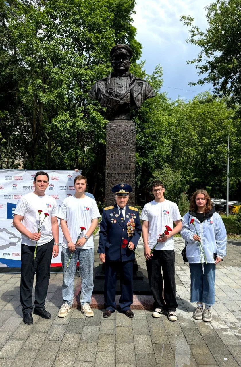 🕯️ КОМАНДА ПОПОВА почтила память героя Отечества

Ко дню памяти и скорби мы приехали в Фили-Давыдко