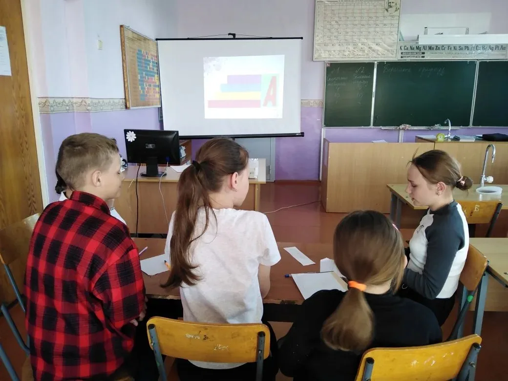 Экологический урок-игра «Земля - наш дом родной» 

В нашей школе прошёл экологический урок для учени