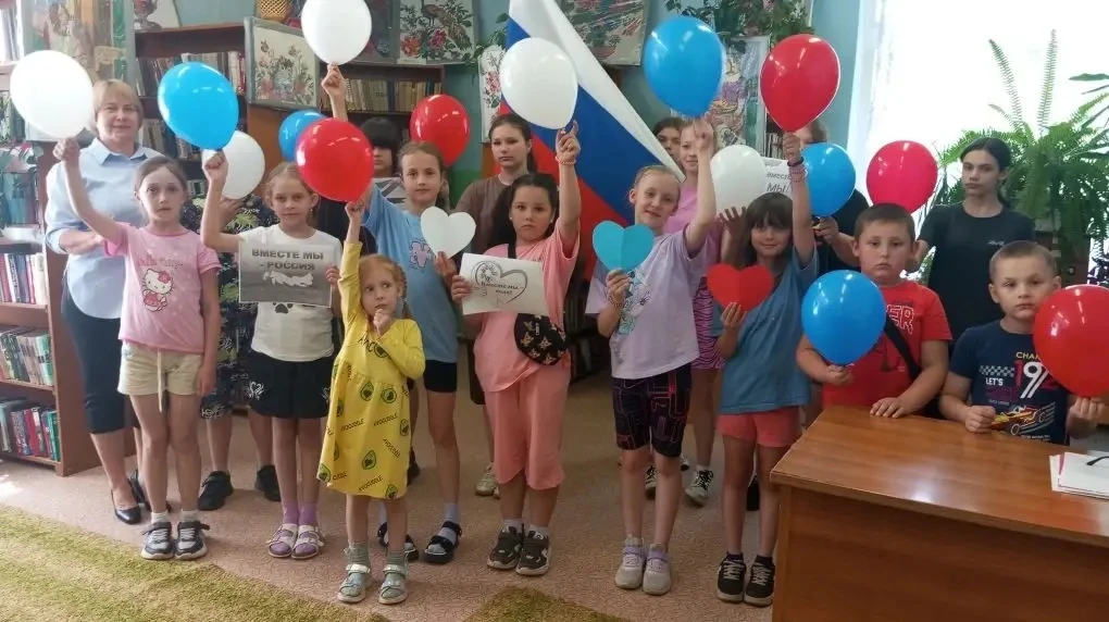 🇷🇺 День России в сельской библиотеке: «Мы вместе» — значит, мы едины!

1️⃣1️⃣ июня наш пришкольный