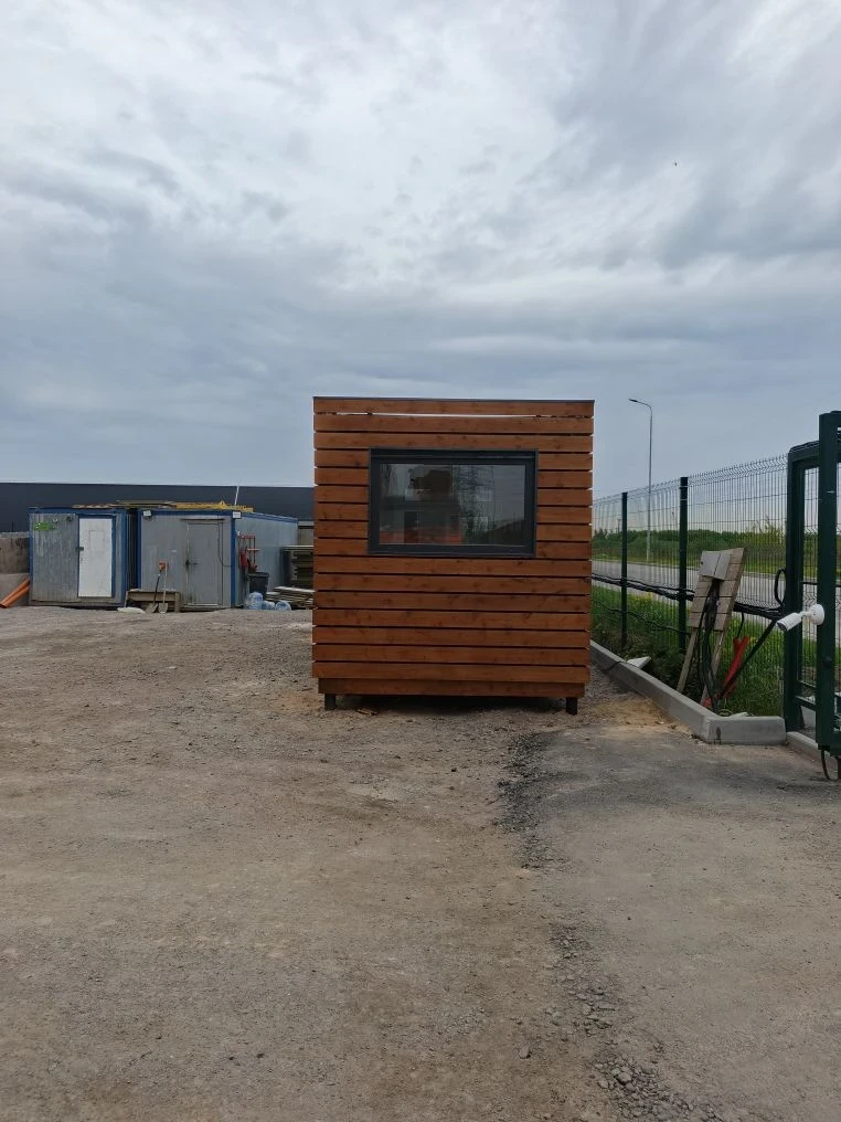 🚚 Отгрузили блок‑контейнер проходную с декоративной отделкой из сухой шлифованной доски — функциона
