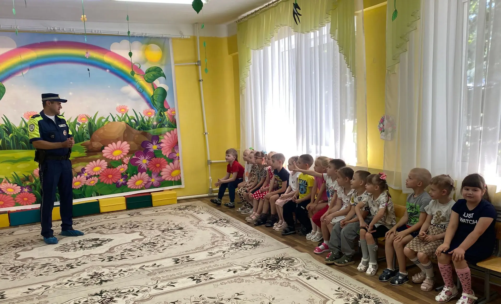 "Соблюдайте Правила дорожного движения!"- призвал сегодня воспитанников подготовительной группы стар