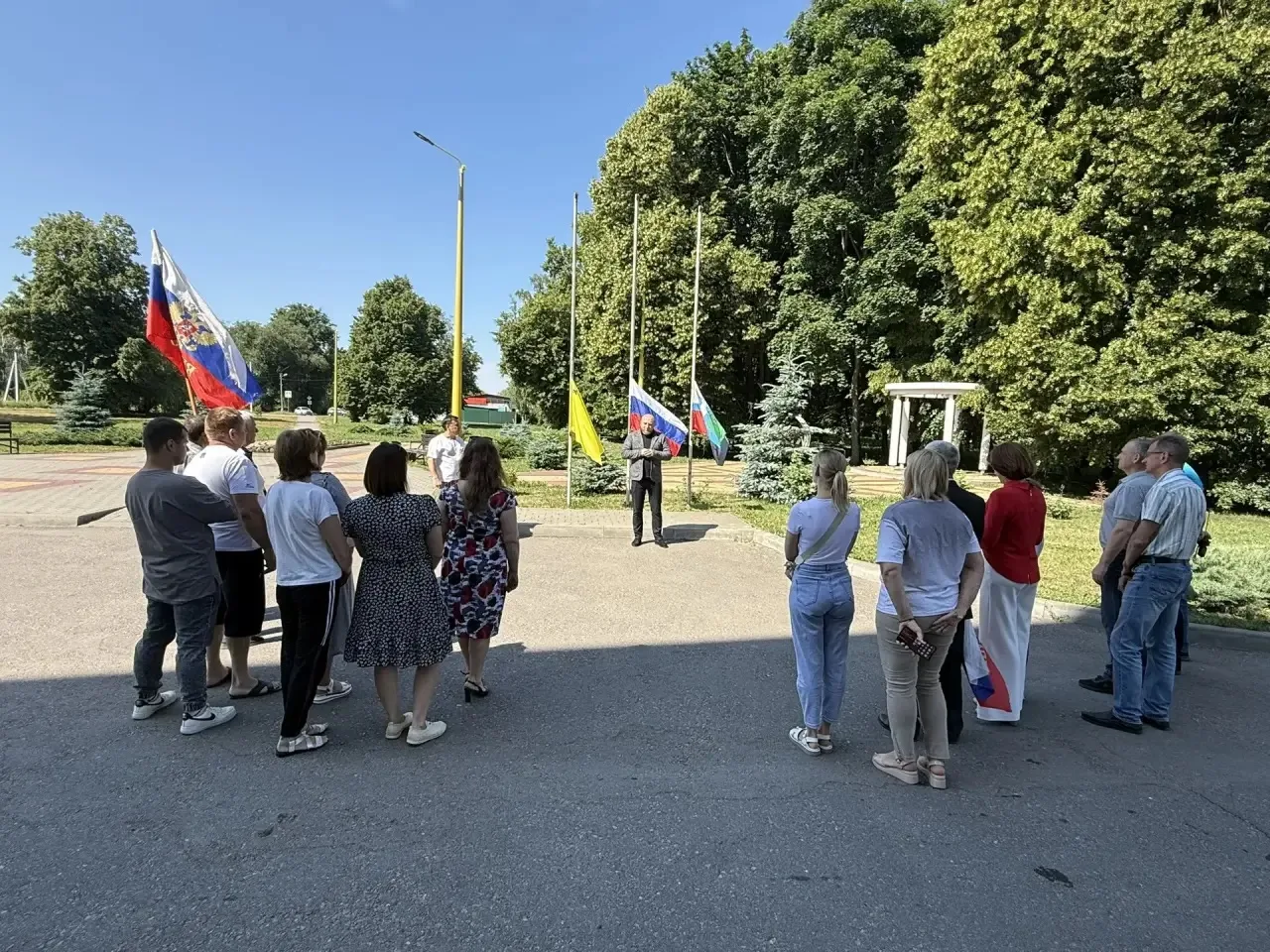 Флаг - гордость государства. В честь Дня России в Головчино прошло торжественное поднятие флагов: Гр
