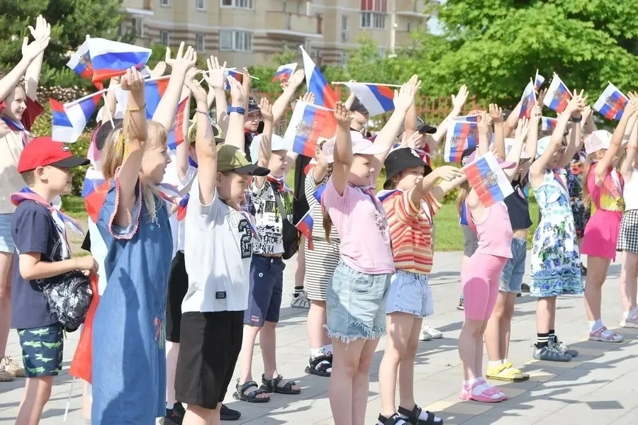 С наступающим праздником!
В честь Дня России школа подняла знамена, наполнила утро звонкими песнями 