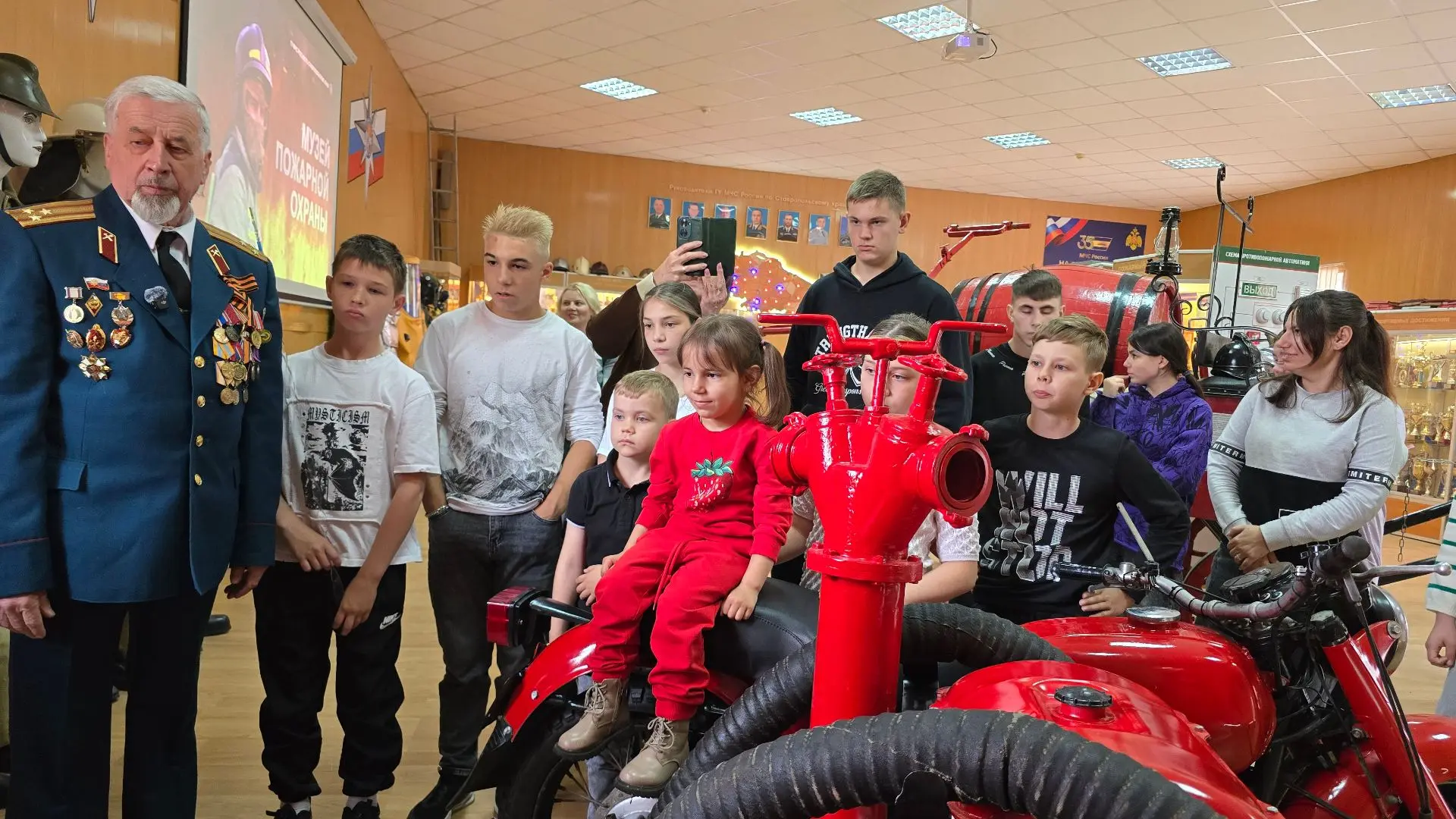 В День защиты детей сотрудники
МЧС Ставрополья устроили праздник для ребят
 
       В Международный 