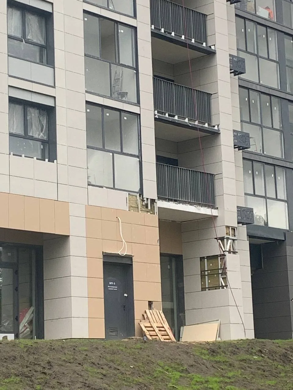 🏚 Такой вот недострой по реновации в Дмитровском районе. Видно, что где-то нет кусков фасада, торча