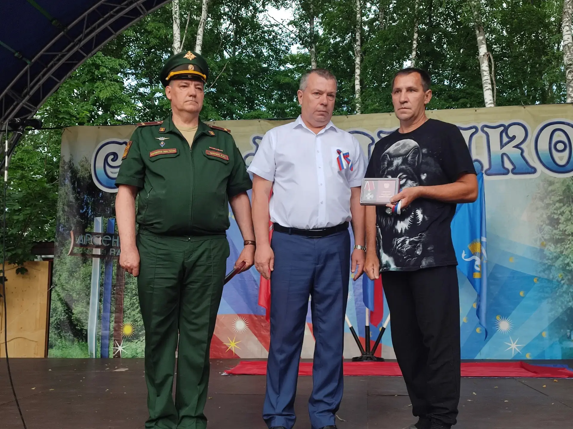 В День России в торжественной обстановке вместе с Военным комиссаром Одоевского и Арсеньевского райо