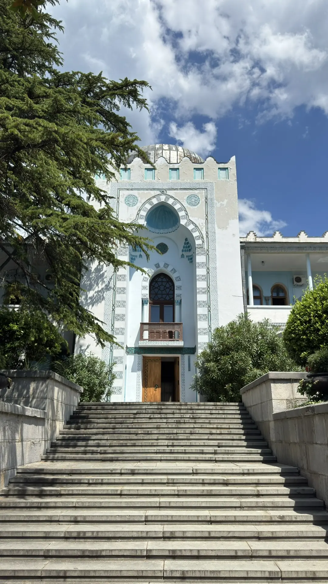Дворец Дюльбер в Крыму  — один из самых живописных уголков Южного берега Крыма. Построенный в конце 