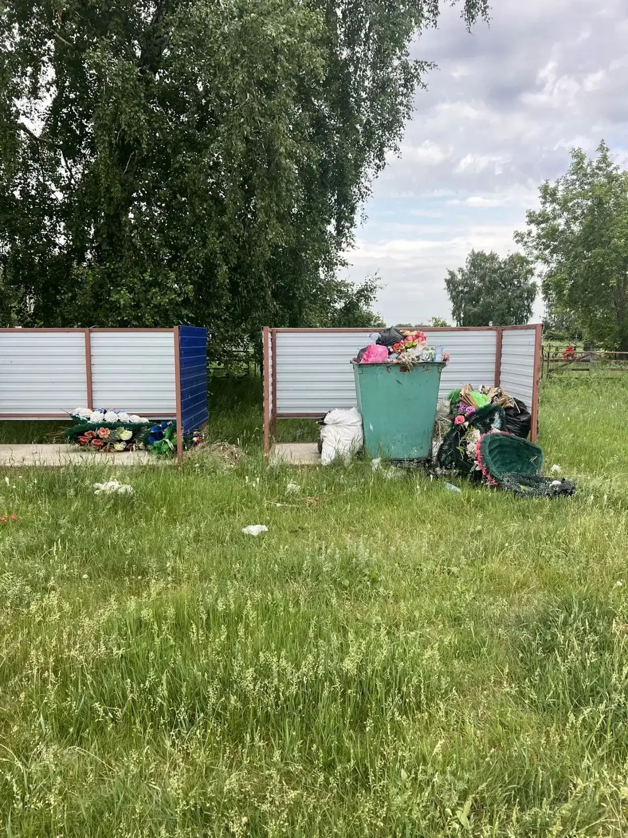 ✅ Сегодня, 10 июня 2026 года работники администрации   убрали мусор возле территории  кладбища, и вы