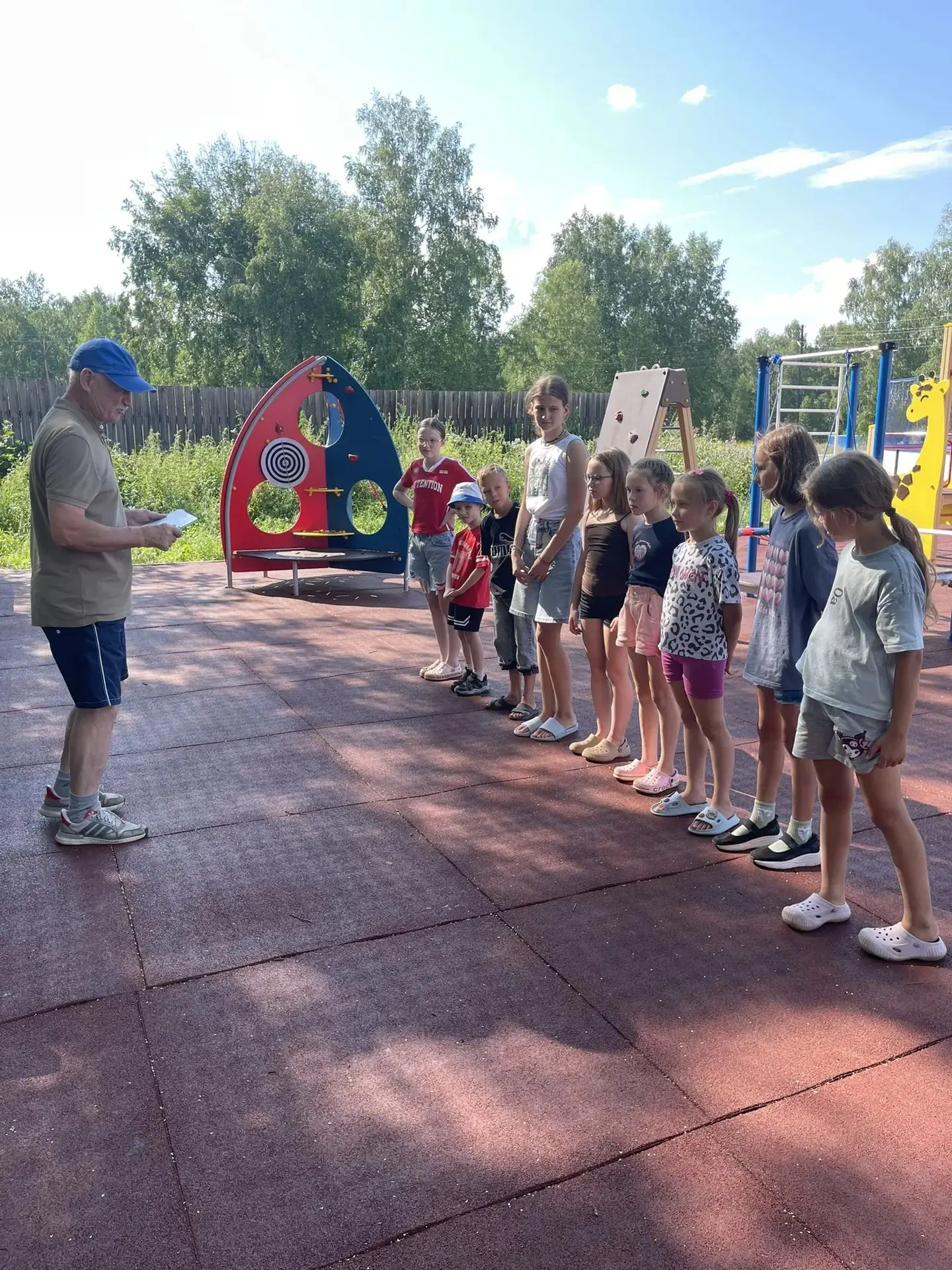 Дворовый инструктор Обухов Анатолий Фёдорович в четверг 16 июля провел соревнования по дворовым наро