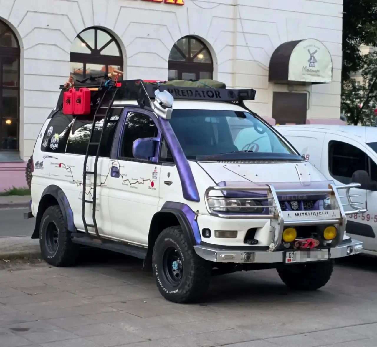 ХИЩНИКИ В ГОРОДЕ 👀

Вчера, прогуливаясь по центру Ярославля, случайно наткнулись на необычное авто 