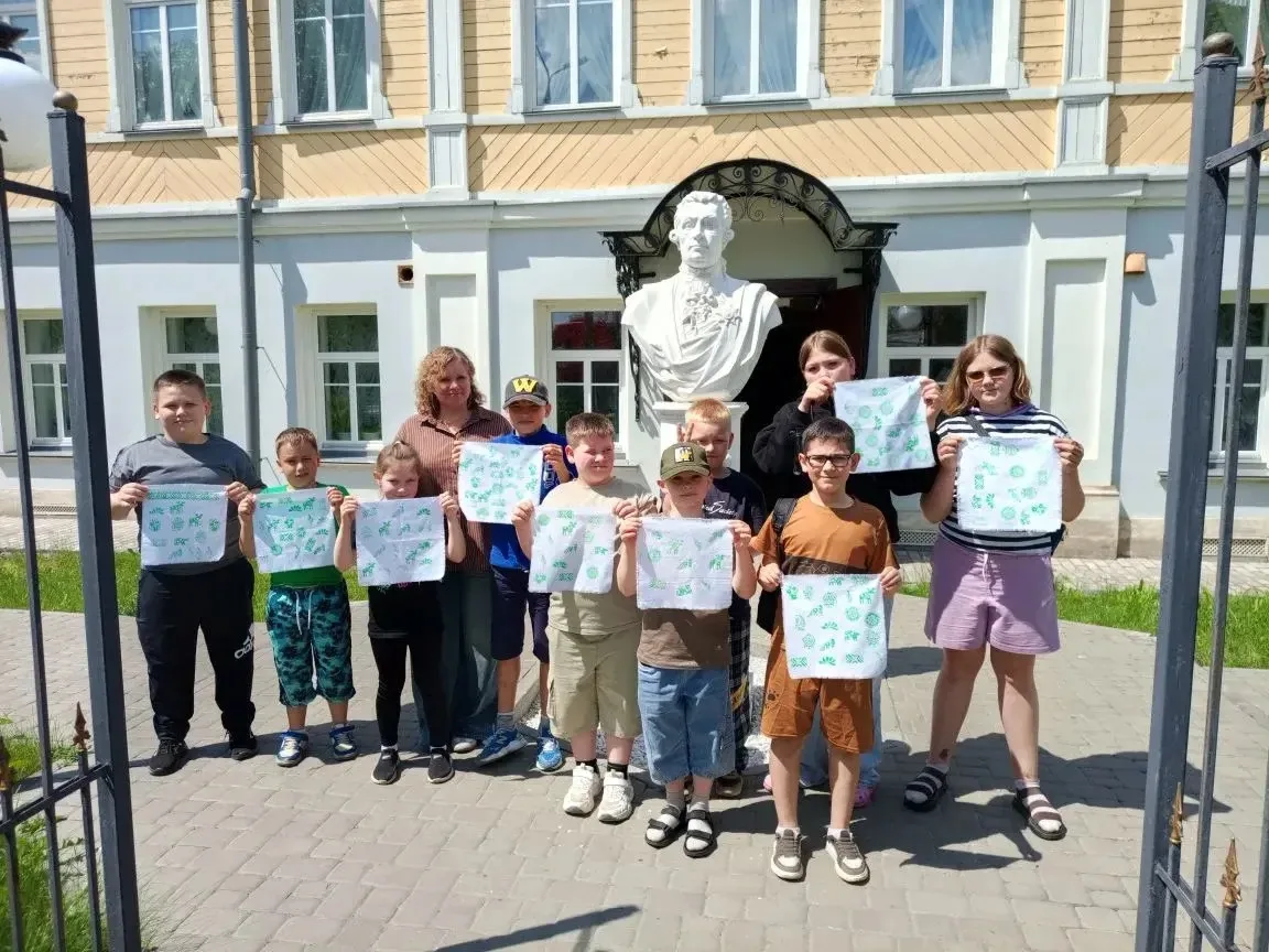 ✅7/18

Сегодня отряд пришкольного лагеря совершил поездку в Плавск — в центр князей Гагариных. Для р