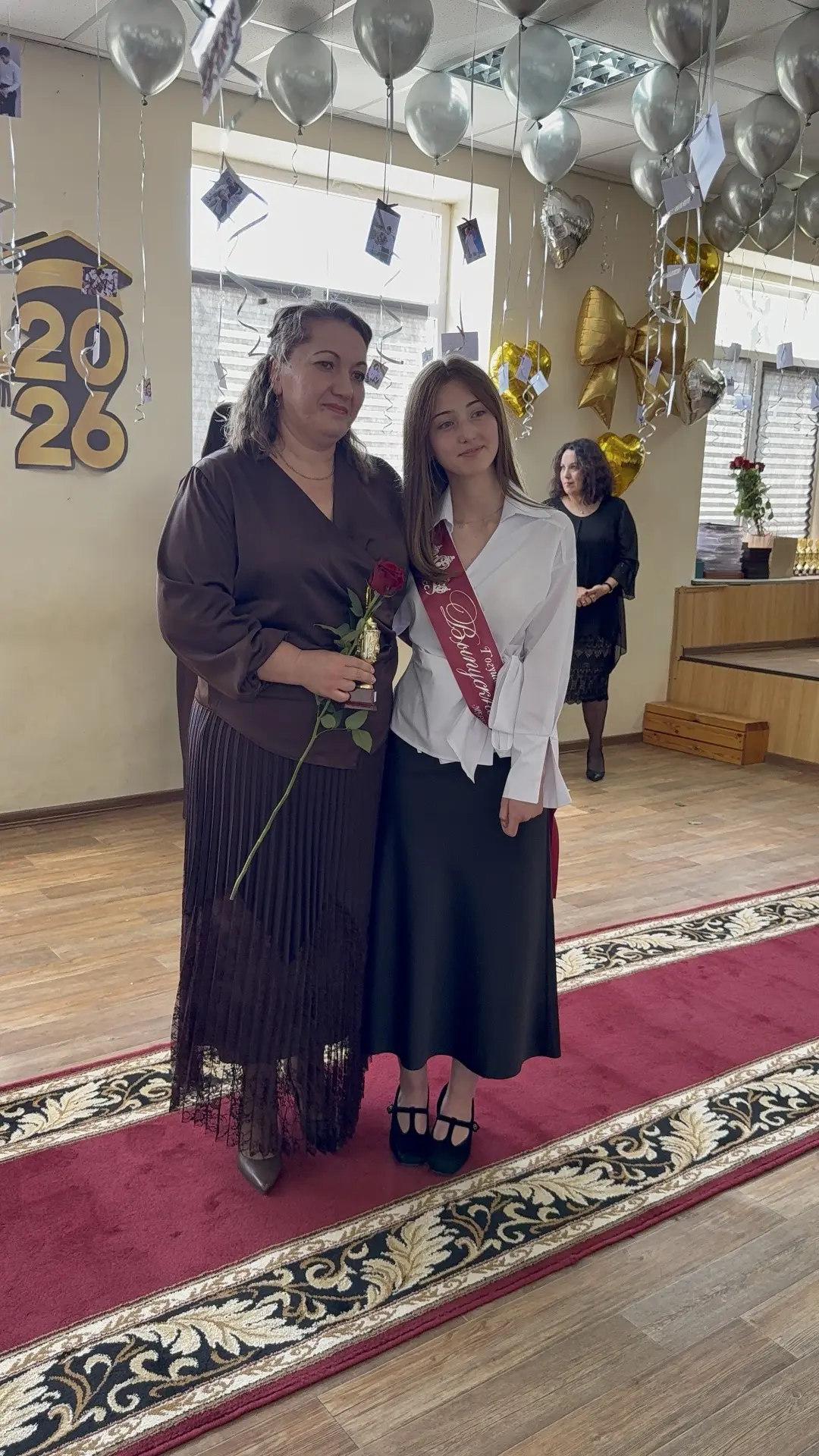 «Оскар» для педагогов: ✨✨✨🏆Девятиклассники вручили учителям кубки!

В нашей школе царит особая атмо