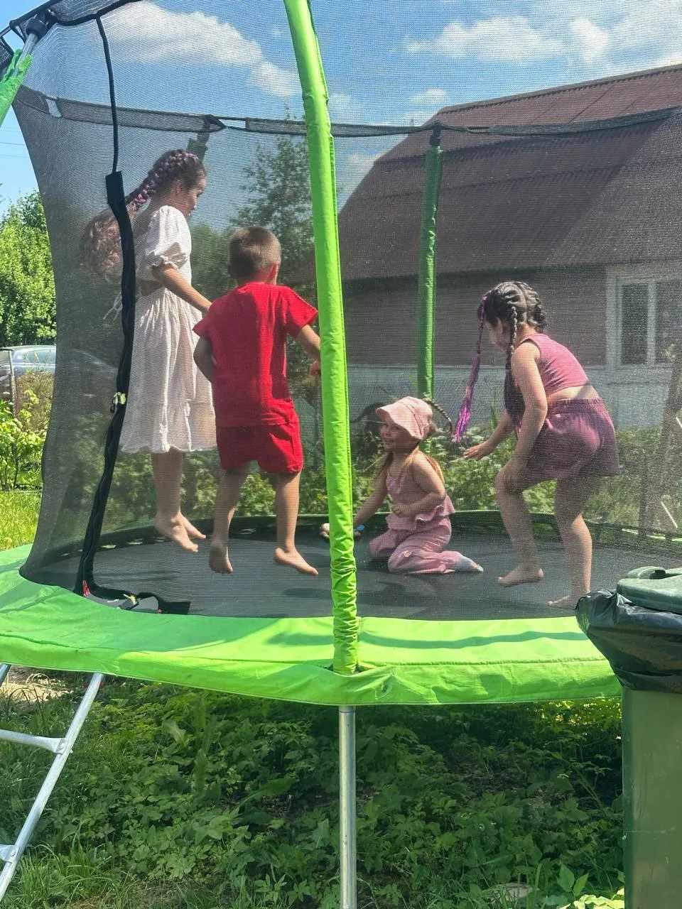 В пятницу мы всей семьёй были на даче у родственников на детском дне рождения 🎉

Как обычно на таки