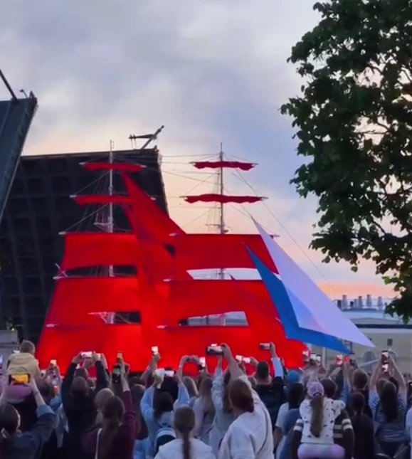 В канун Дня России на Неве прошли первые репетиции праздника «Алые Паруса», который в Санкт-Петербур