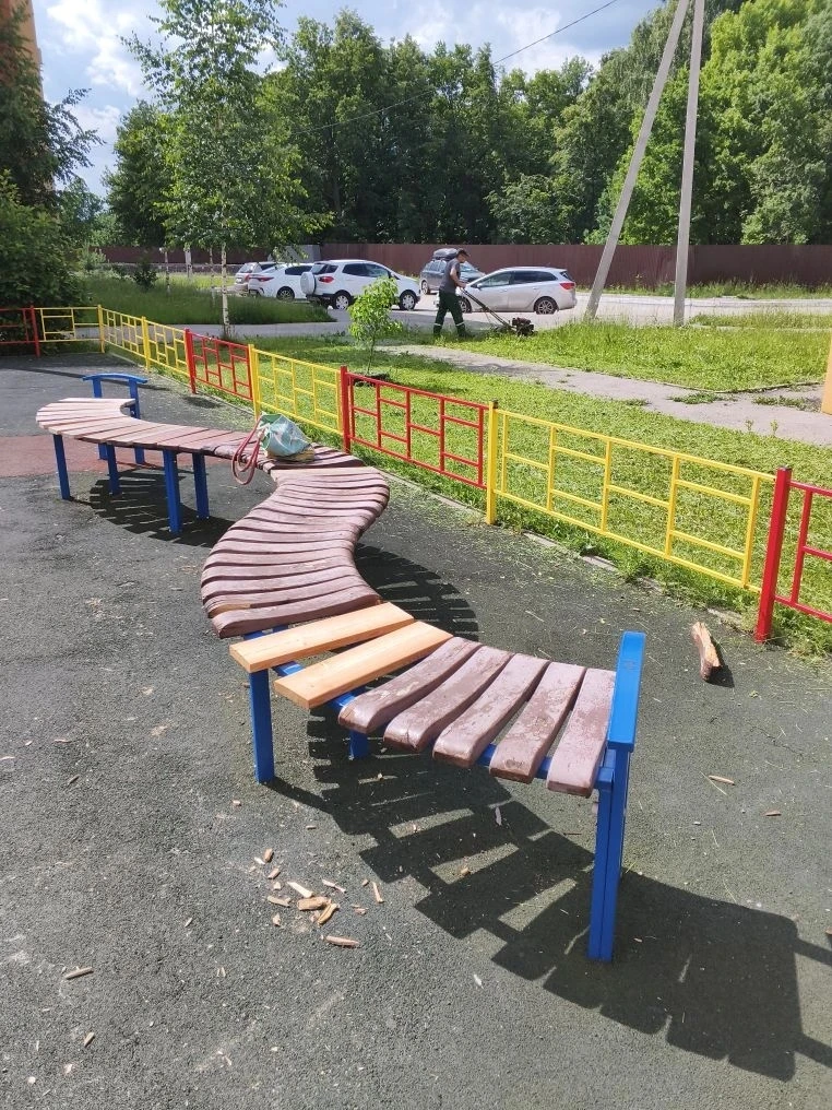 Тёплая дождливая погода благоприятствует росту травы. Она растёт гуще и быстрее. Сотрудники управляю