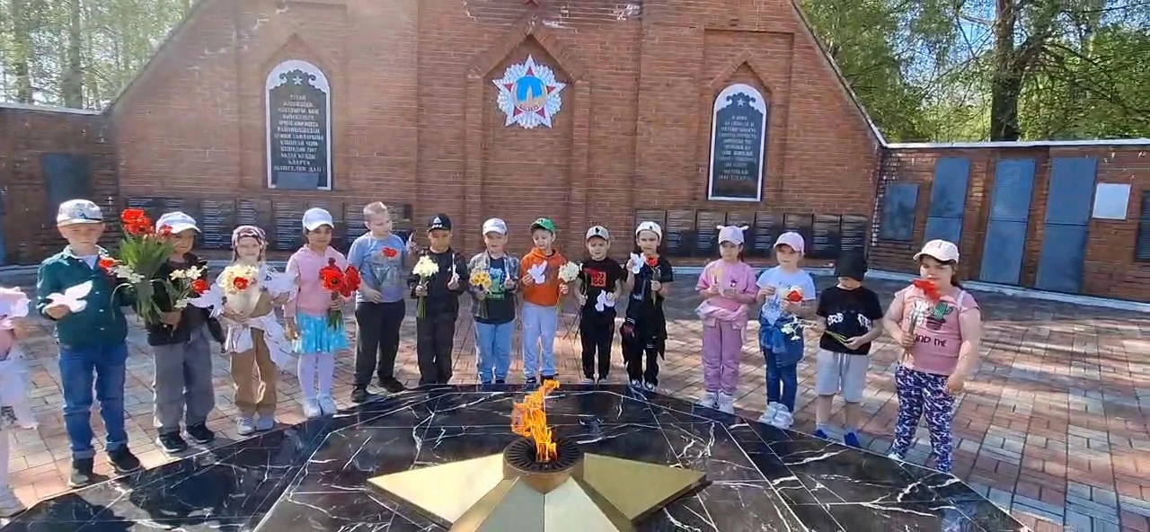 🇷🇺 Маленькие сердца, великая память.
В преддверии Дня Победы наши «Любознайки» отправились на экск