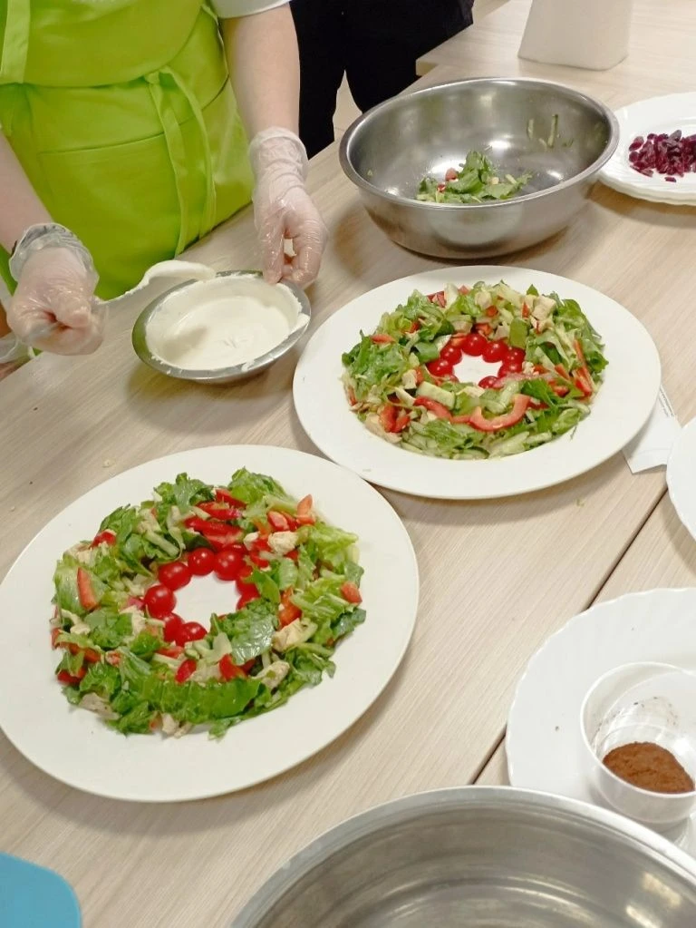 Знай наших! Команда девочек 4 а класса стала призером заочного конкурса плакатов "Готовим по-вологод
