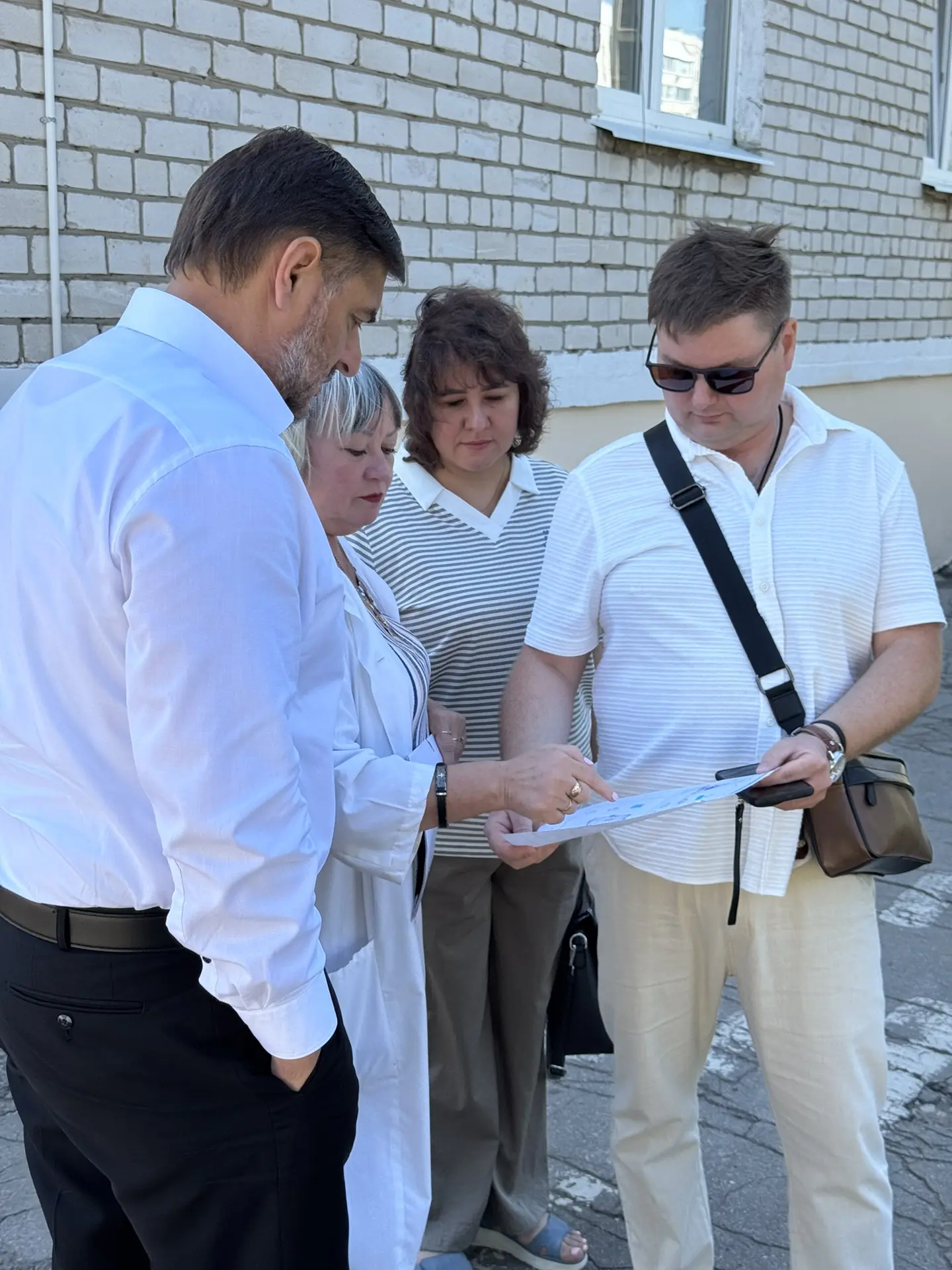 Сегодня с утра встретились с подрядчиком по проекту благоустройства территории детского сада «Яблонь