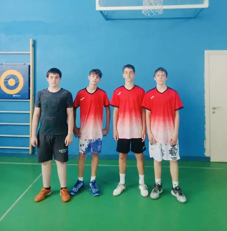 🏀 Боевая закалка с юных лет!

👍Команда юношей ГБОУ ЛНР «Подгоровская СШ» (12–13 лет) достойно пред